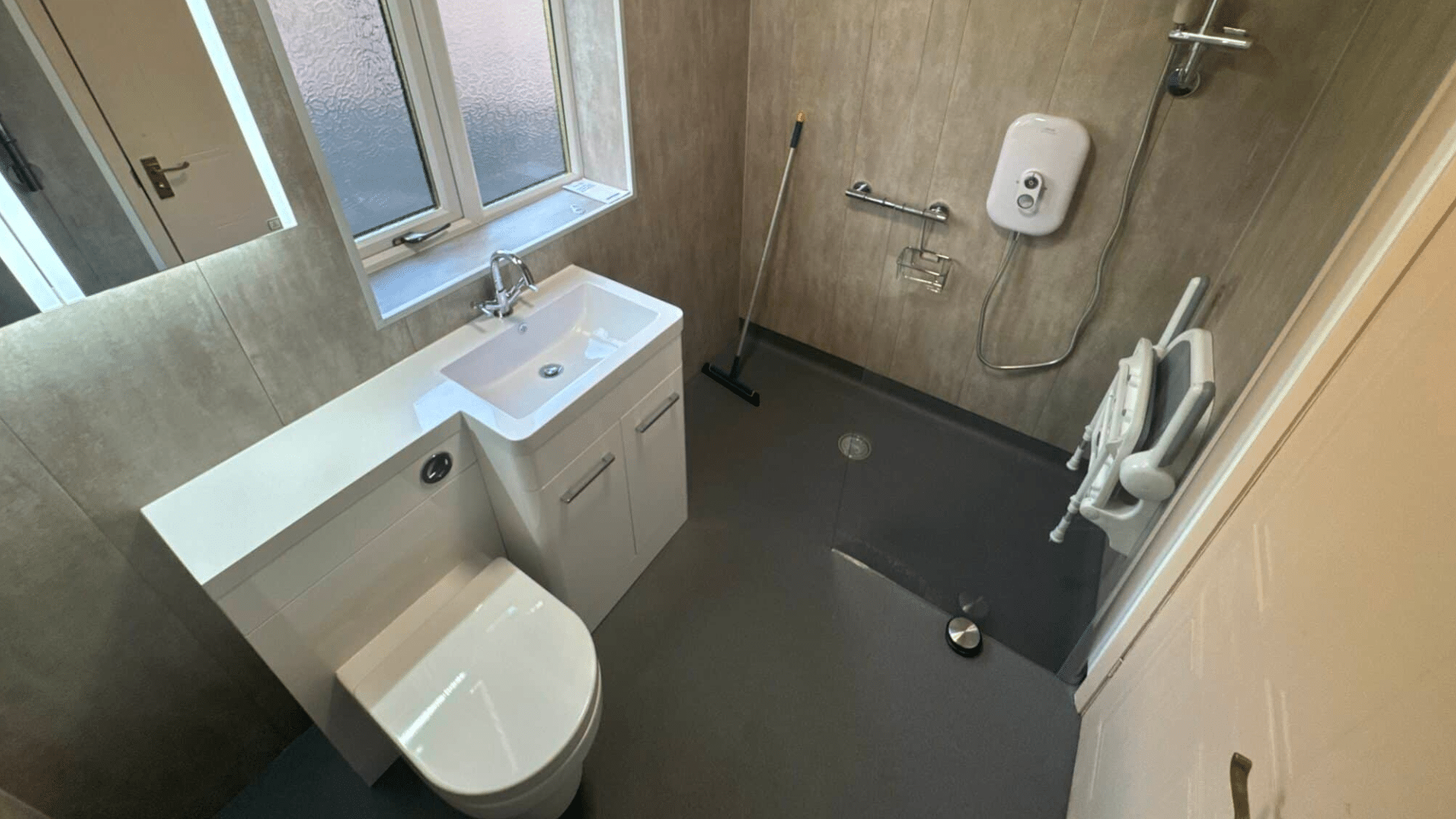 old bathroom before being transformed