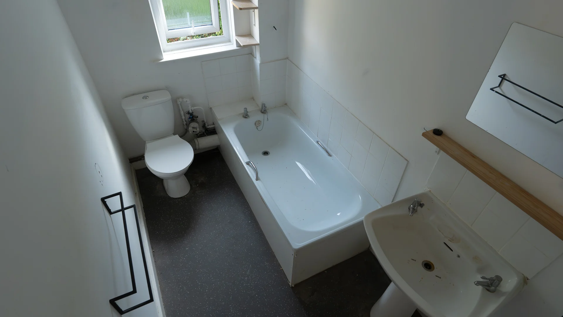 Adrian's old bathroom with a high-sided bath, close-coupled toilet and pedestal basin